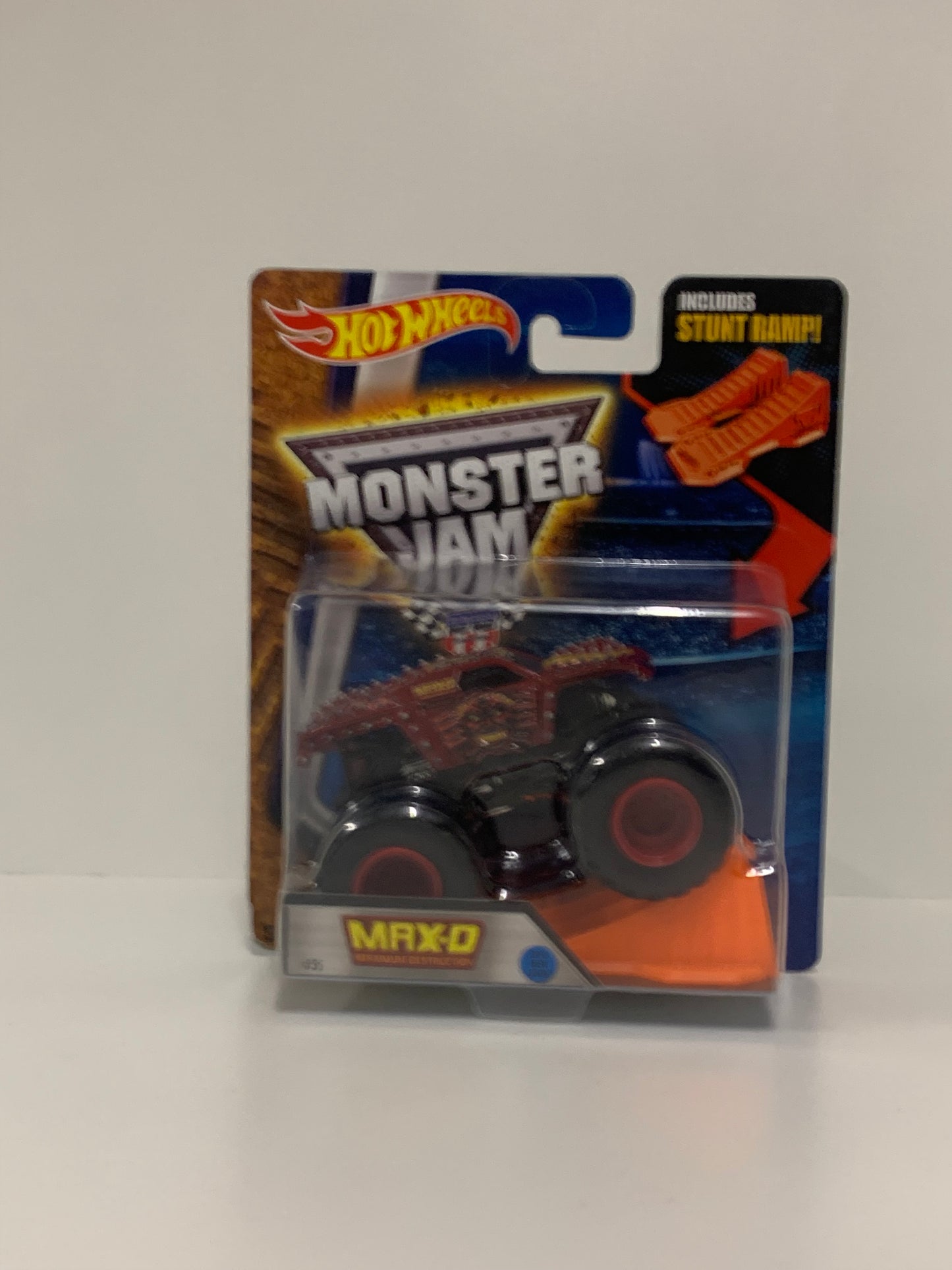 Max-D (Red) 1:64 w/Stunt Ramp, Hot Wheels/Monster Jam