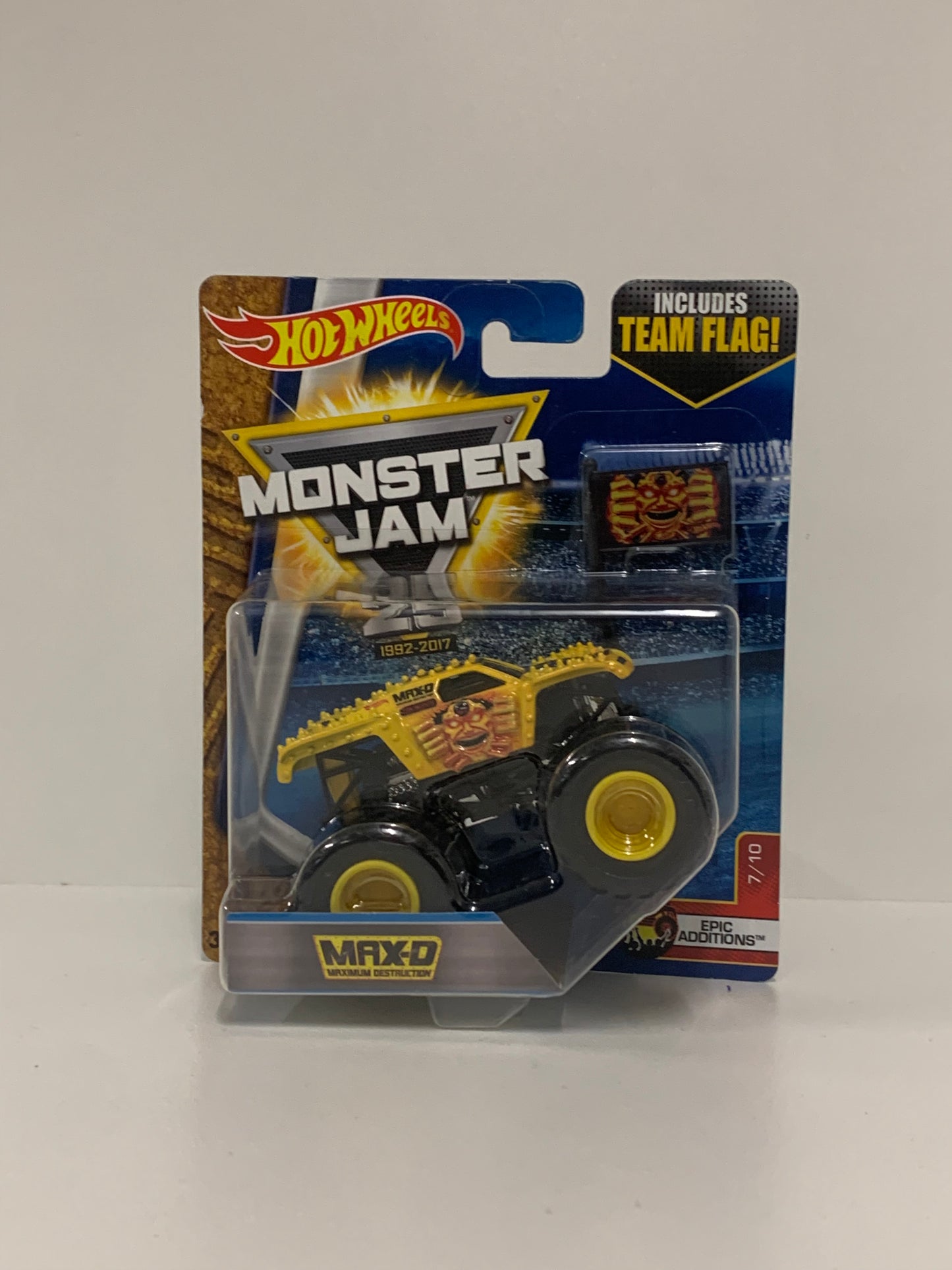 Max-D (Yellow) 1:64 w/Team Flag, Hot Wheels/Monster Jam