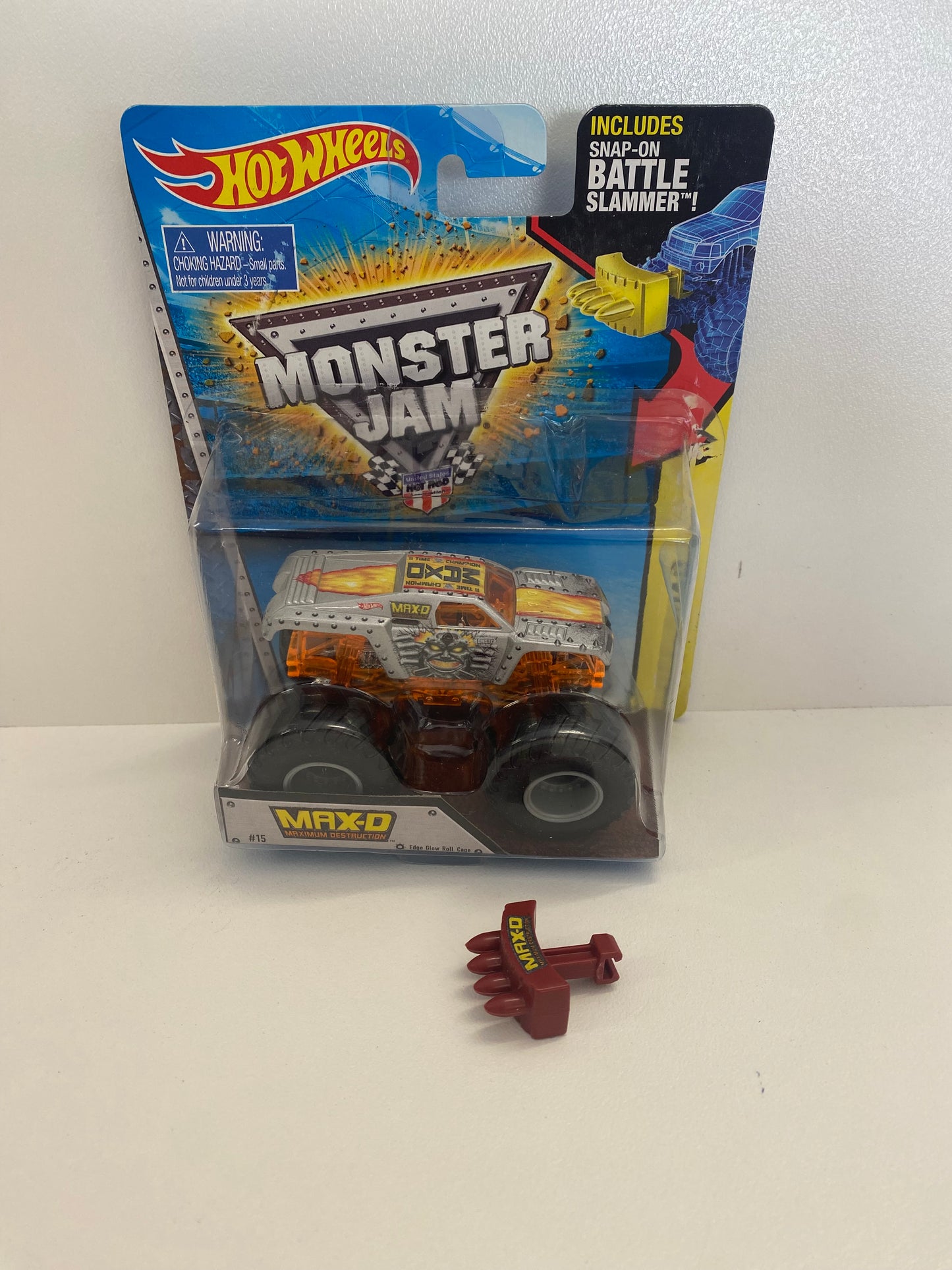 Max-D , 1:64 w/Battle Slammer, Hot Wheels/Monster Jam ( LOOSE BUBBLE)